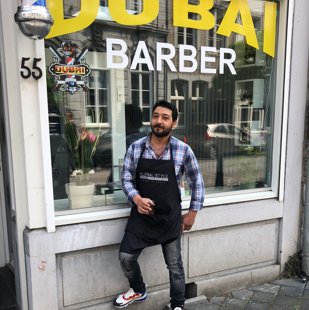Een barbier voor de herkenbare etalage van Dubai Barber