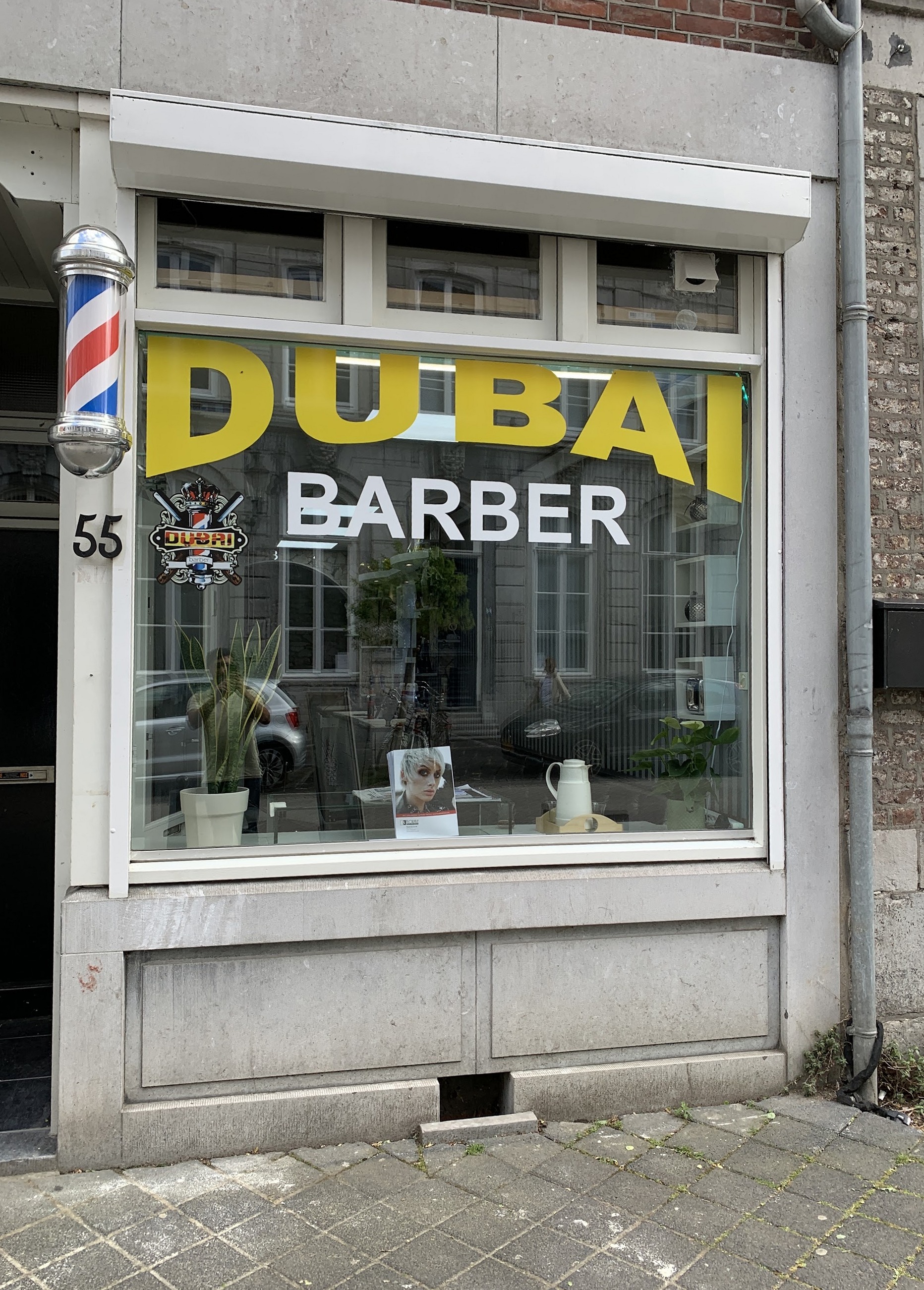 De ingang van Dubai Barber op nummer 55